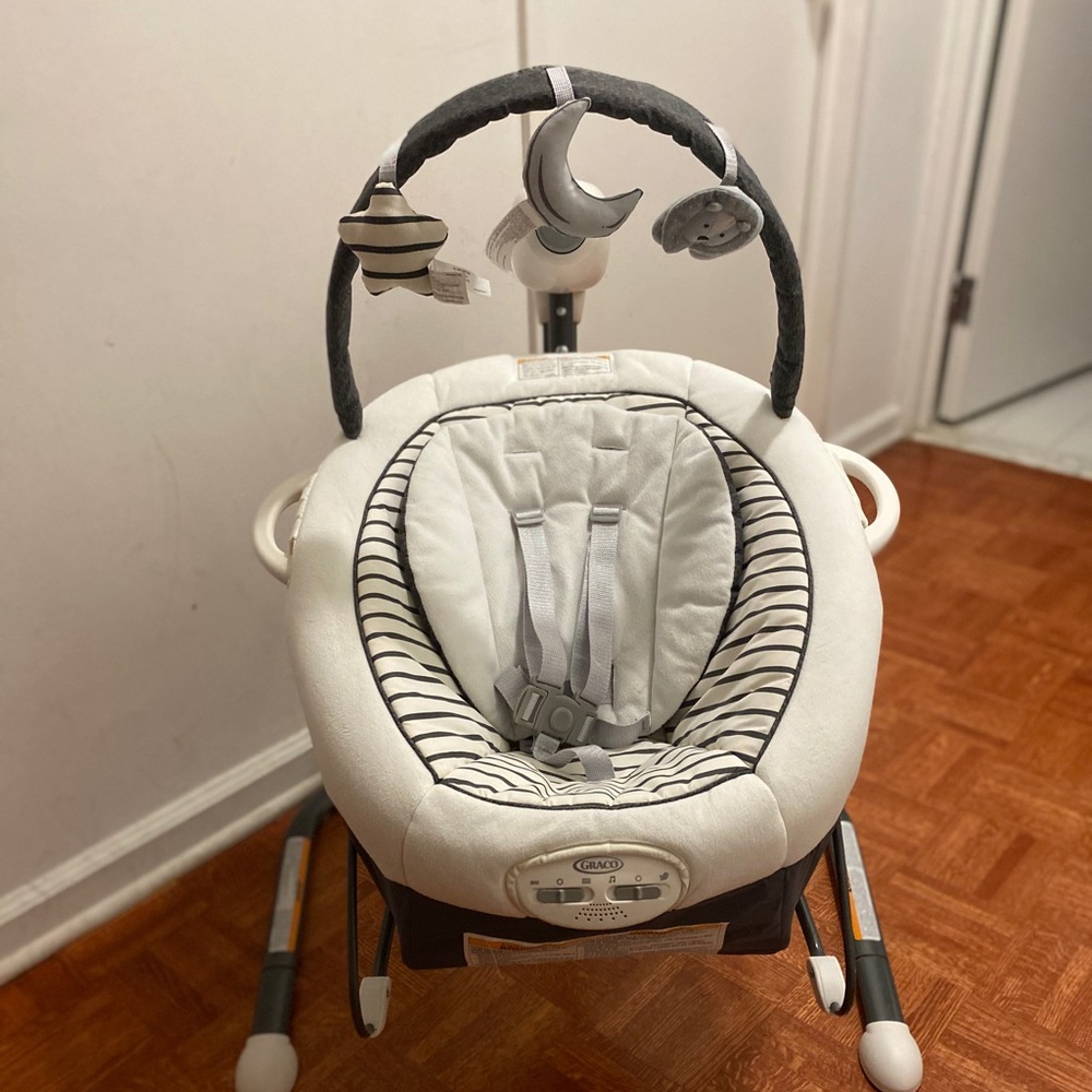 Graco Duet Sway Swing with portable Bouncer
